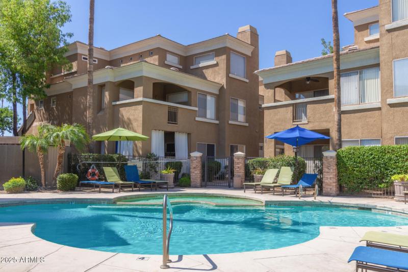 phoenix-biltmore-condo-community-pool