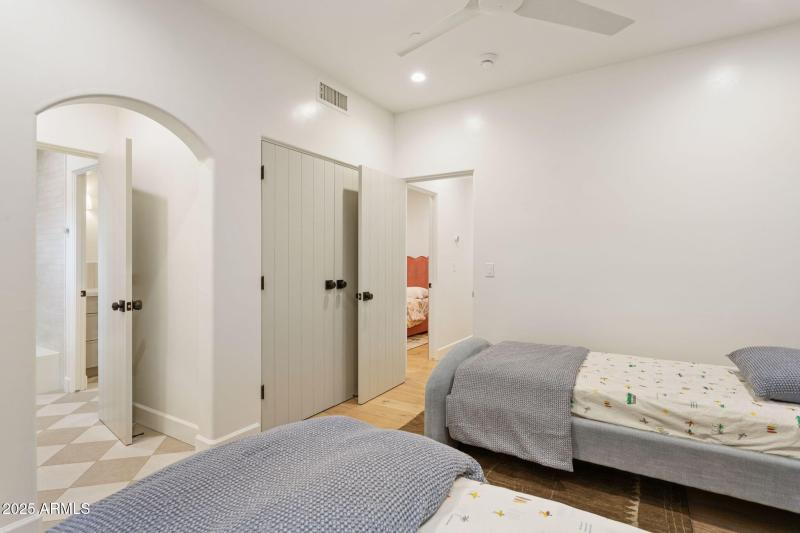 32-web-or-mls-8916-e-camino-del-santo