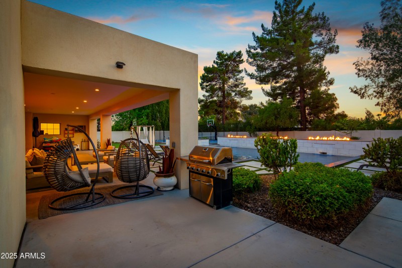 Outdoor bbq and covered patio