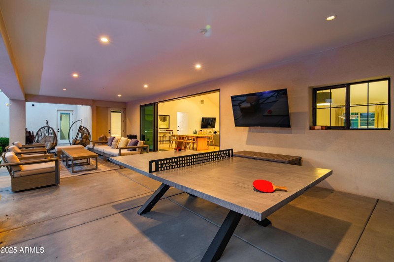 Covered patio with TV & Pingpong