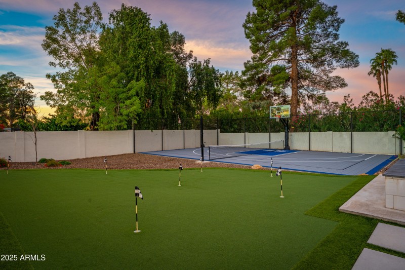 7 hole putting green