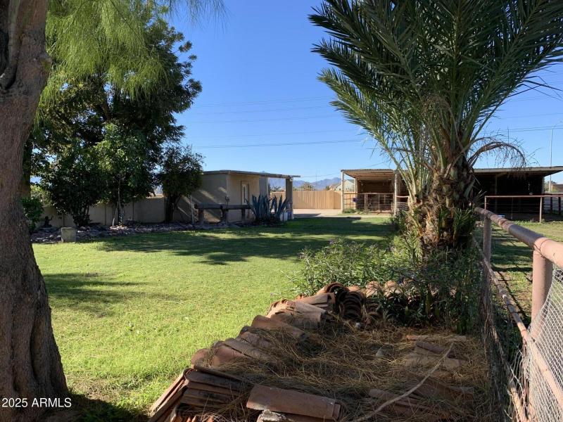 Tack room & 4 stall shed row