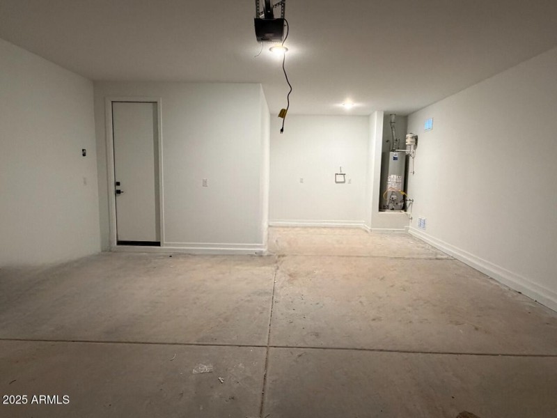 0027_ 2.5 Car Garage