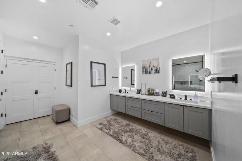 Dual Vanities in Primary Bath