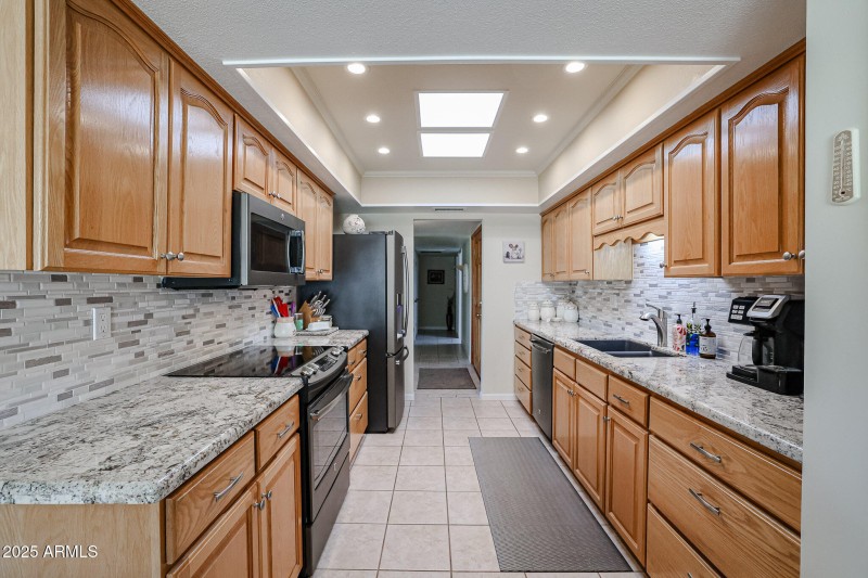 KITCHEN WITH GRANITE COUNTERTOPS