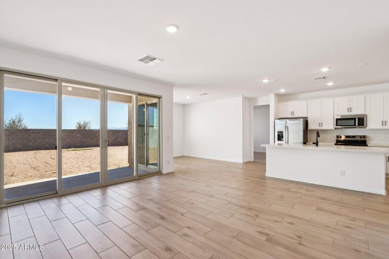 9-web-or-mls-S 95th Dr-S0512-007