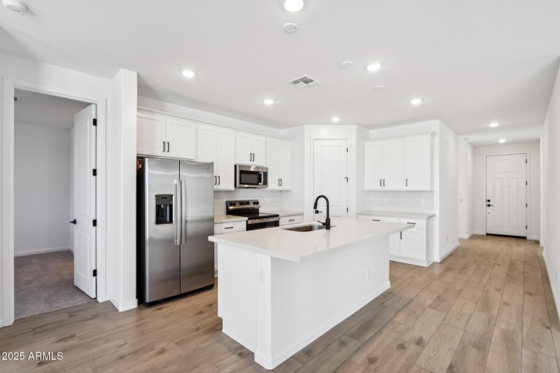 15-web-or-mls-S 95th Dr-S0512-011