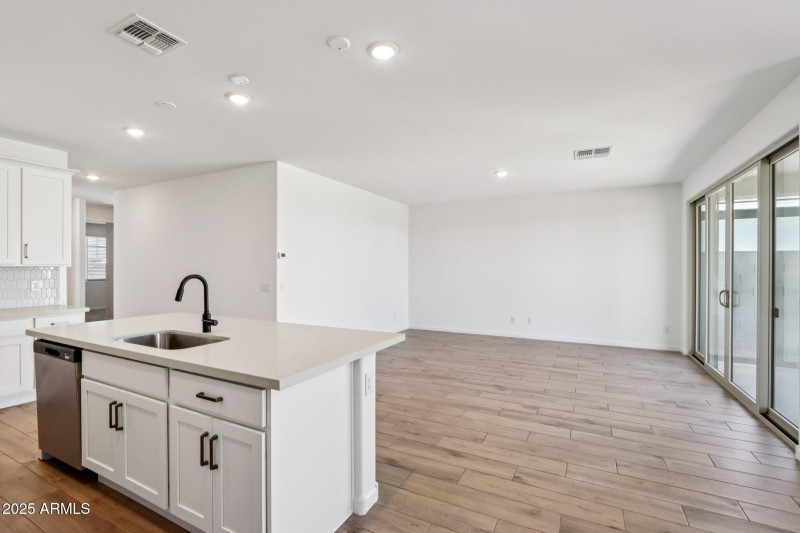 16-web-or-mls-S 95th Dr-S0512-012