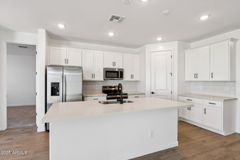 18-web-or-mls-S 95th Dr-S0512-014