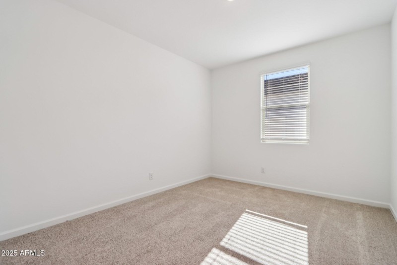 29-web-or-mls-S 95th Dr-S0512-025