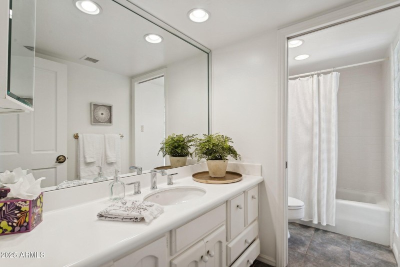 54-web-or-mls-3800-e-lincoln-dr-7