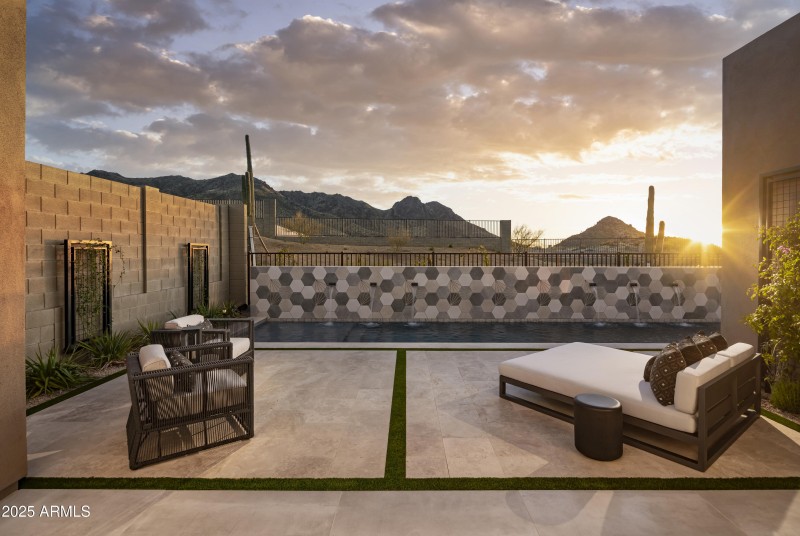 Sereno_Canyon_Stellan_Patio_4376_convers