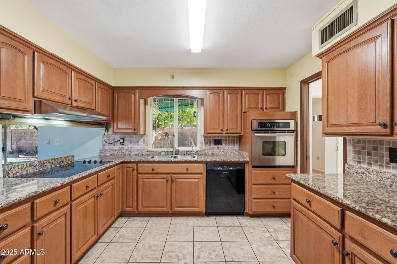 Racine - kitchen - primary view