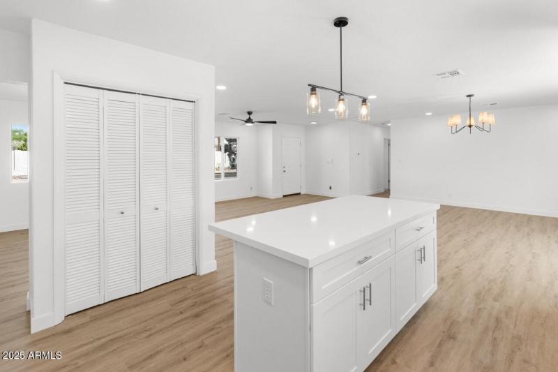 6610 N 15th Ave-12 Large