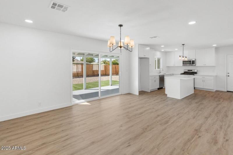 6610 N 15th Ave-15 Large