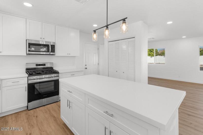 6610 N 15th Ave-16 Large