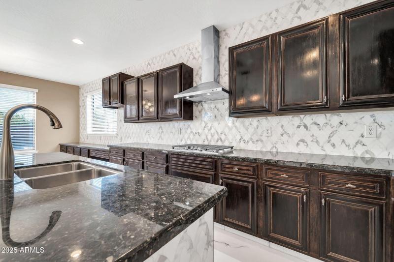 mls_13611 W Merrell St-18