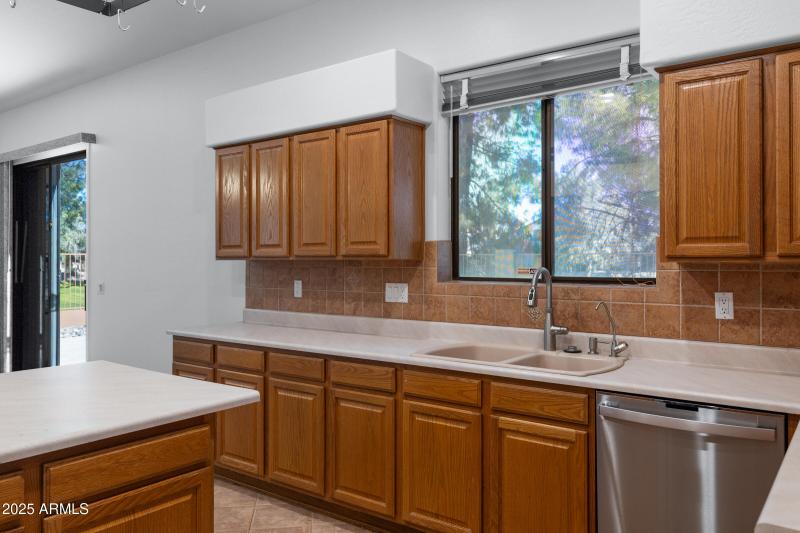 1441 S La Arboleta Dr-19