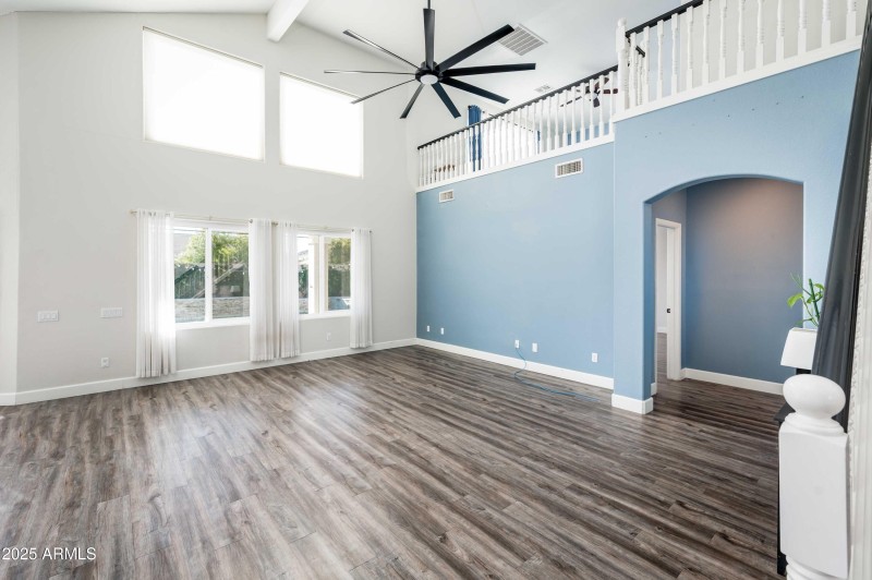 3951 E Cullumber St - Living Room