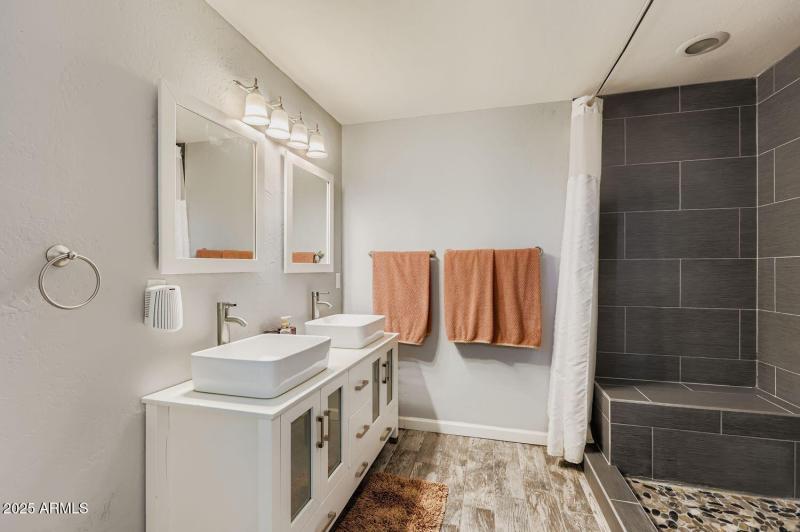 2210 E Cambridge Ave - Web Quality - 011