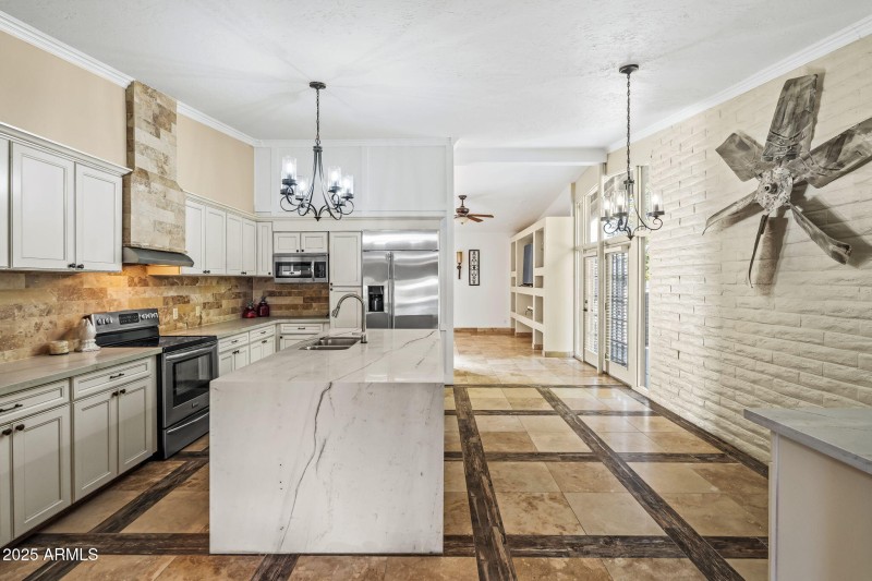 18-web-or-mls-13217 N 65th Dr--42