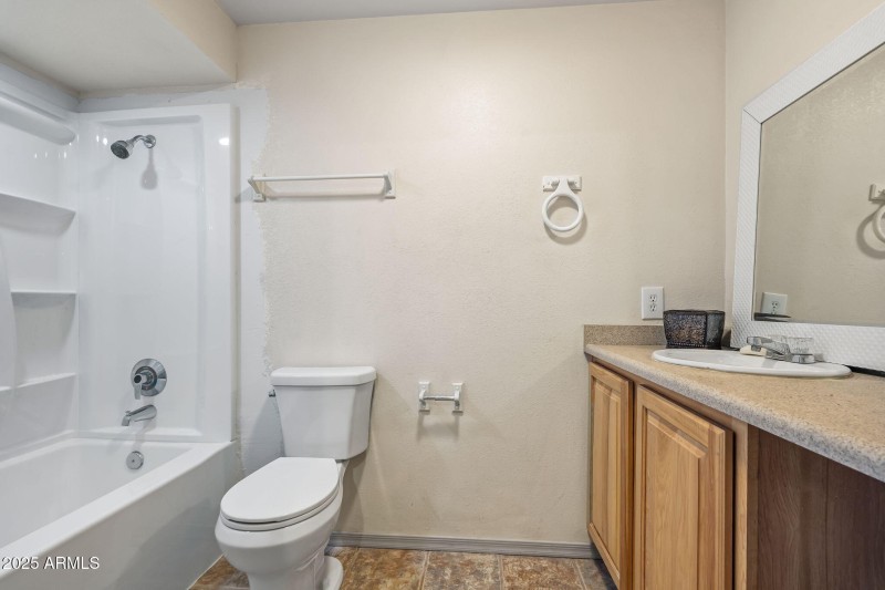 63-web-or-mls-13217 N 65th Dr--51