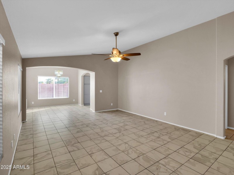 01-18259 N 11th Dr-1