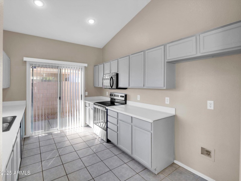 24-18259 N 11th Dr-24