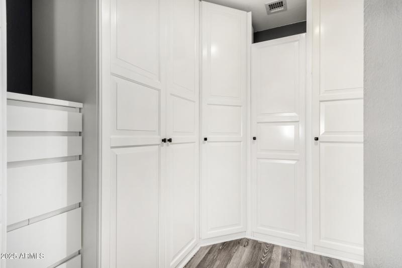 Primary closet system