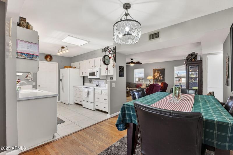 18_10001_W_Burns_Dr18_mls