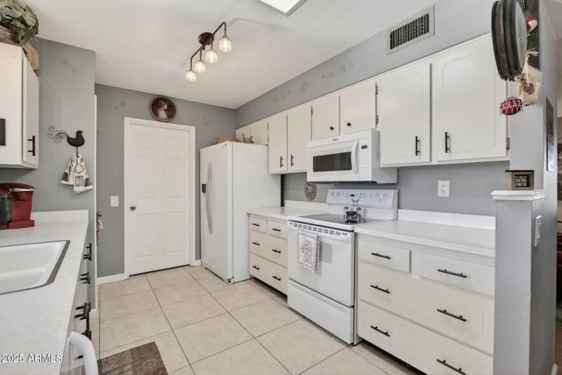 19_10001_W_Burns_Dr19_mls