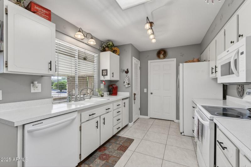 20_10001_W_Burns_Dr20_mls