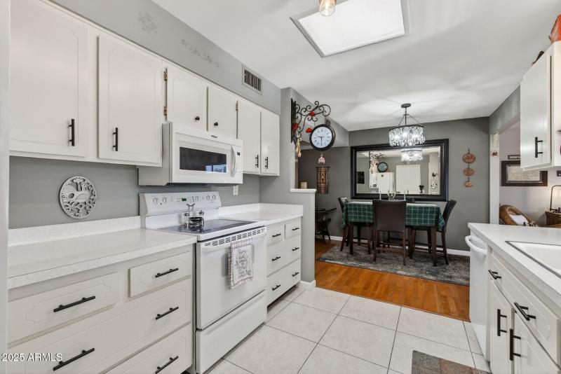 22_10001_W_Burns_Dr22_mls