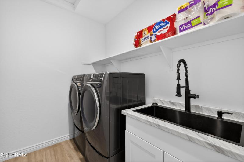 22)LAUNDRY ROOM