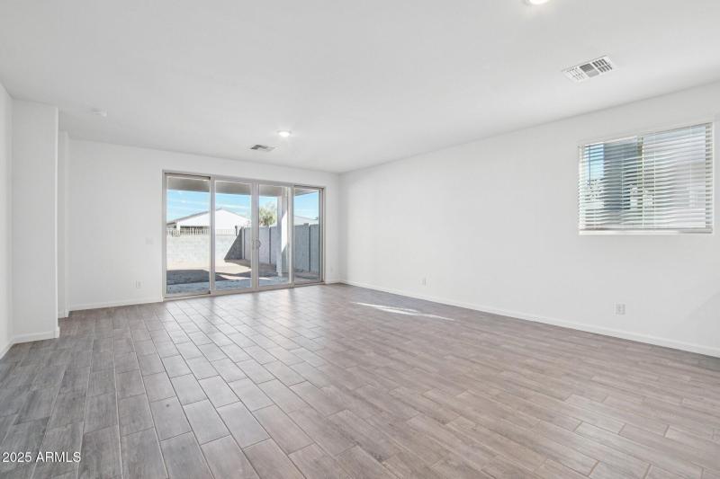 6-web-or-mls-W Tamarisk Ave-S1012-006