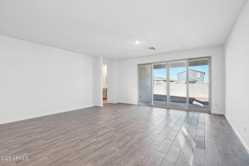 9-web-or-mls-W Tamarisk Ave-S1012-007