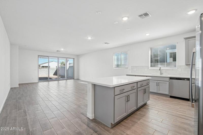 11-web-or-mls-W Tamarisk Ave-S1012-009