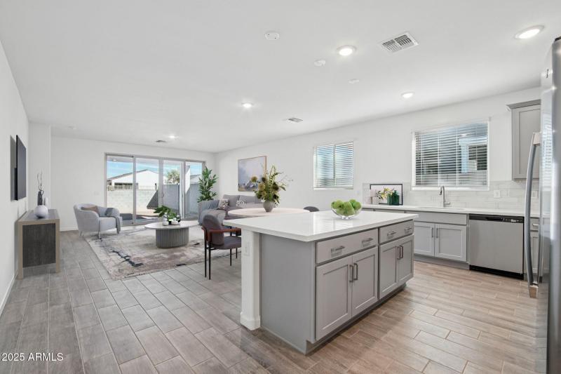 13-web-or-mls-W_Tamarisk_Ave-S1012-009