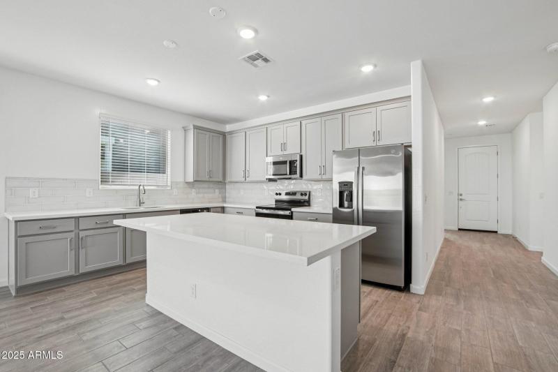 14-web-or-mls-W Tamarisk Ave-S1012-010