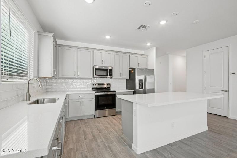 15-web-or-mls-W Tamarisk Ave-S1012-011