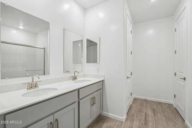 20-web-or-mls-W Tamarisk Ave-S1012-016