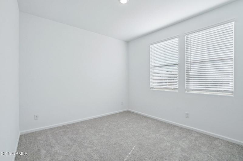 23-web-or-mls-W Tamarisk Ave-S1012-019