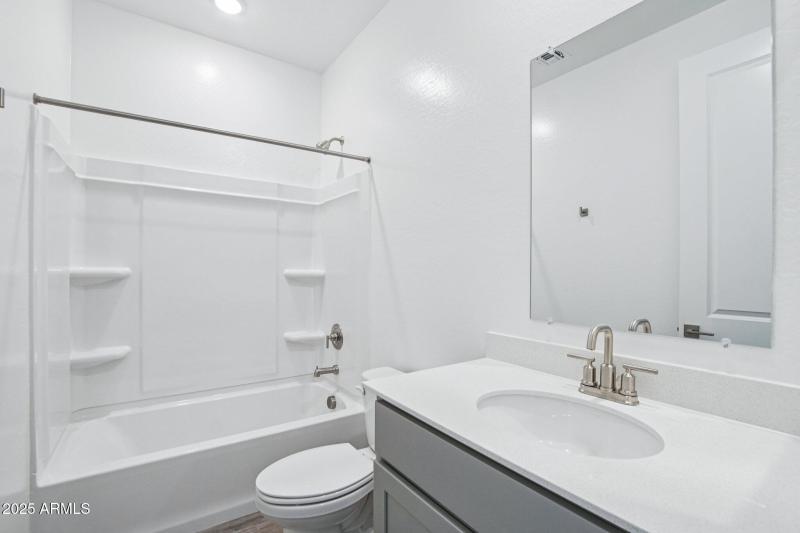 25-web-or-mls-W Tamarisk Ave-S1012-021