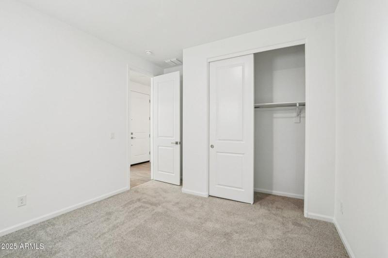 27-web-or-mls-W Tamarisk Ave-S1012-023