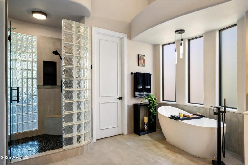 Primary en-suite bath 2