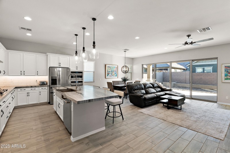 23065 e carriage way-3