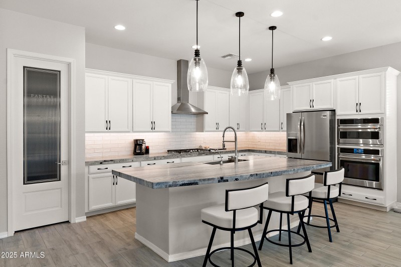 23065 e carriage way-4