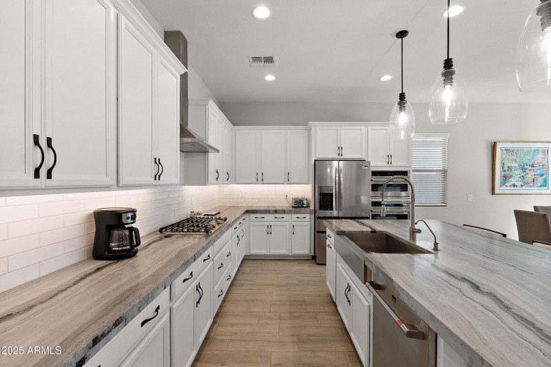 23065 e carriage way-6