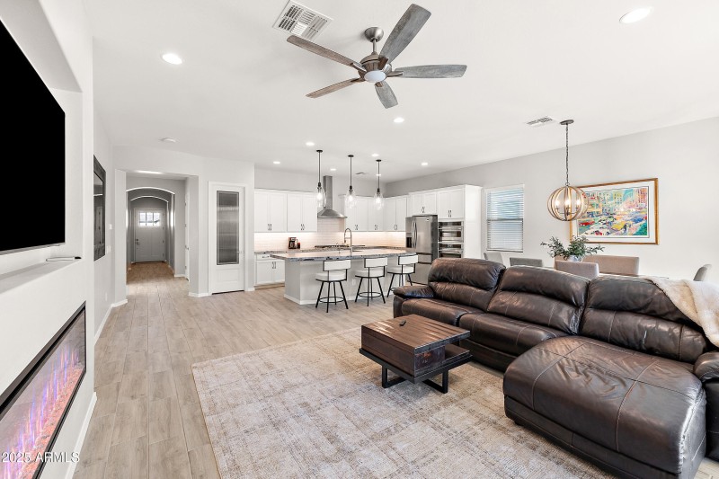 23065 e carriage way-8