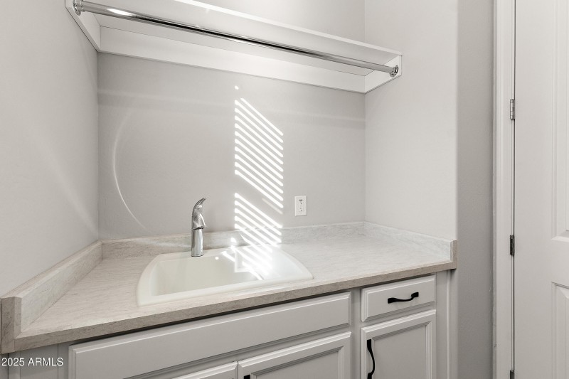 23065 e carriage way-9